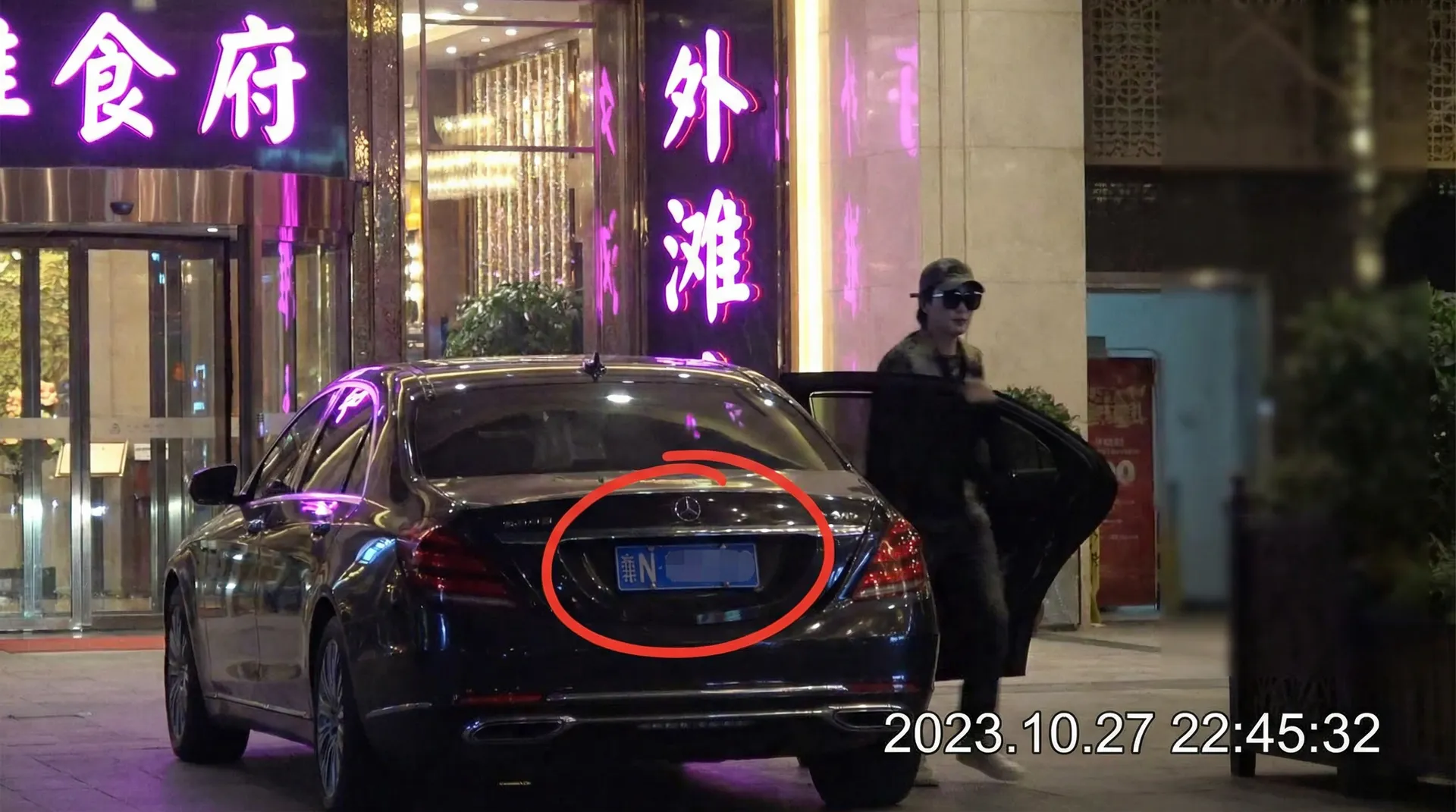 黑料网-黑料最新资讯与原创精选|黑料 - 豪车餐厅外偷拍